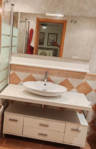 Lavabo y espejo de baño