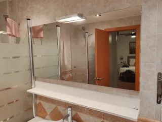 Lavabo y espejo de baño