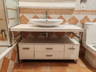 Lavabo y espejo de baño