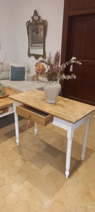 Mesa de madera antigua con cajón