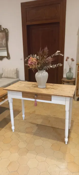 Mesa de madera antigua con cajón