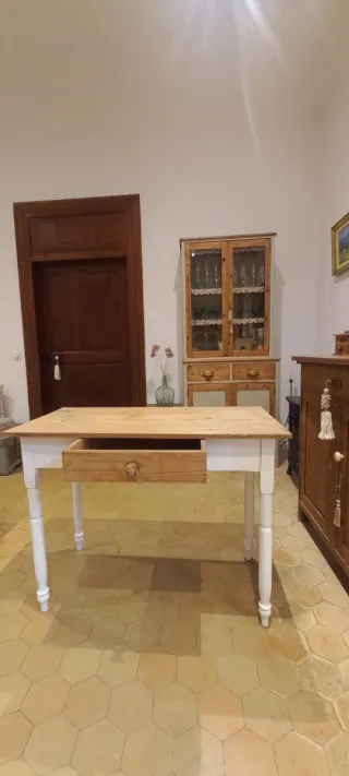 Mesa de madera antigua con cajón
