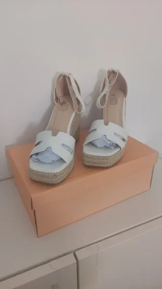 Sandalias cuña blancas NUEVAS
