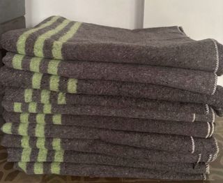 Manta reciclada gris y verde