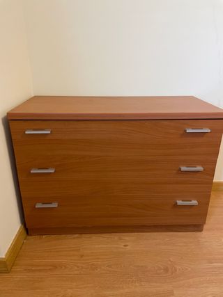 Cómoda de madera marrón