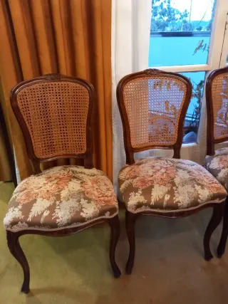 Juego de 4 sillas de madera tallada