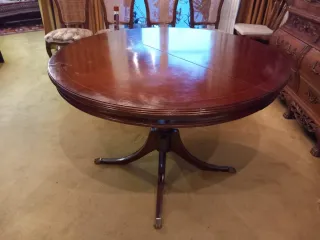 Juego de 4 sillas de madera tallada