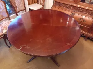 Juego de 4 sillas de madera tallada