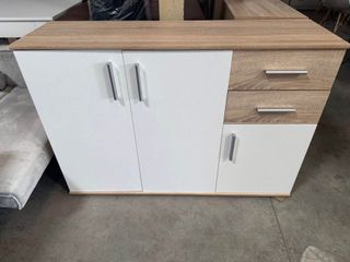 Aparador blanco y madera con puertas y cajones