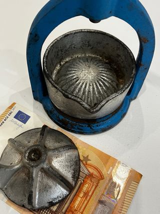 Exprimidor de naranjas antiguo azul