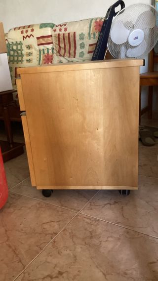 Mesilla de madera con ruedas