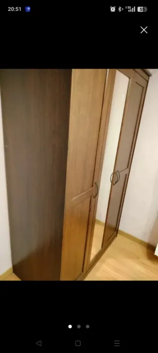 Armario de madera bonito con espejo