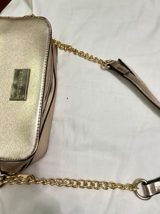 Bolso dorado de hombro