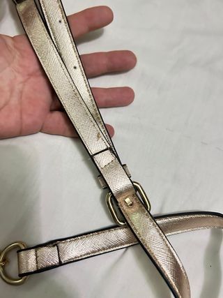 Bolso dorado de hombro