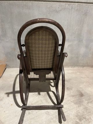 Balancín antiguo de madera y tela