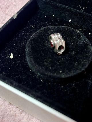 Charm Manos Corazón Plata y Rojo