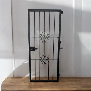 Puerta de hierro de seguridad con cerradura