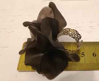 Anillo Flor Negra y Dorada Ajustable