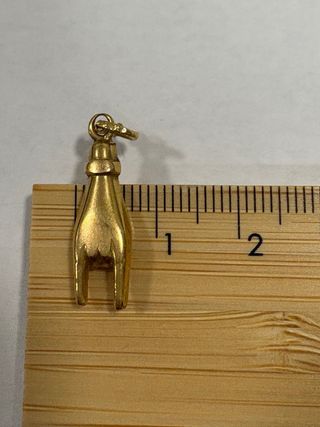 Colgante mano rock and roll oro