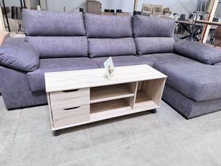 Sofá chaiselongue gris con arcón