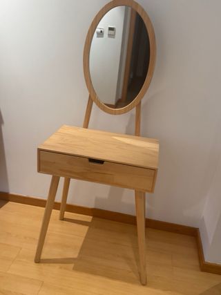 Tocador de madera con espejo ovalado