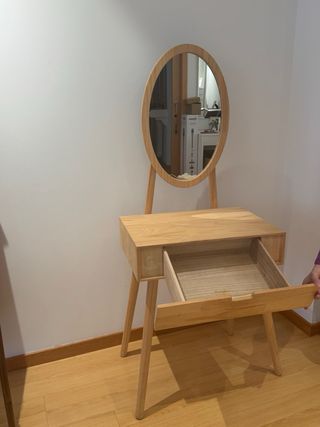 Tocador de madera con espejo ovalado
