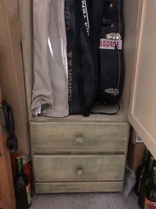 Conjunto de armario y muebles rústicos de madera.