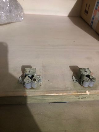 Conjunto de armario y muebles rústicos de madera.