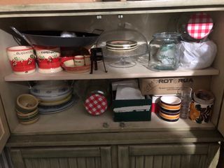 Conjunto de armario y muebles rústicos de madera.