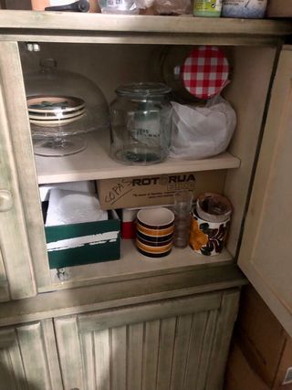 Conjunto de armario y muebles rústicos de madera.