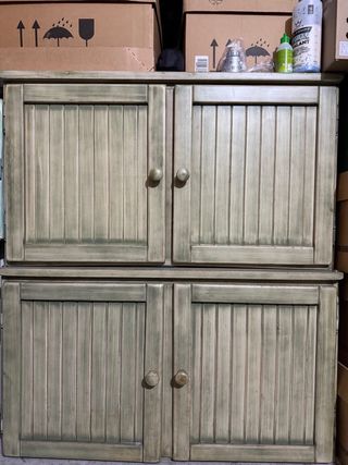 Conjunto de armario y muebles rústicos de madera.