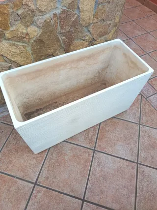 Macetero rectangular de piedra blanco