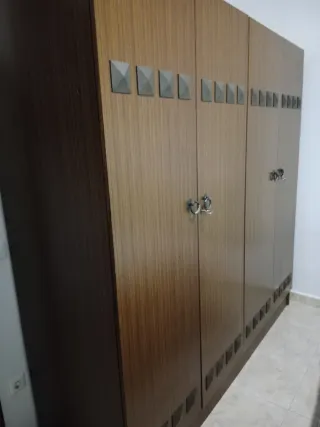 Armario antiguo madera 4 puertas.