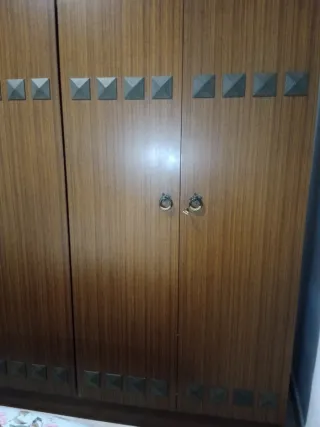 Armario antiguo madera 4 puertas.