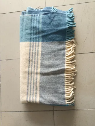 Manta de lana azul y beige