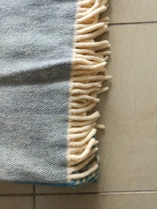 Manta de lana azul y beige