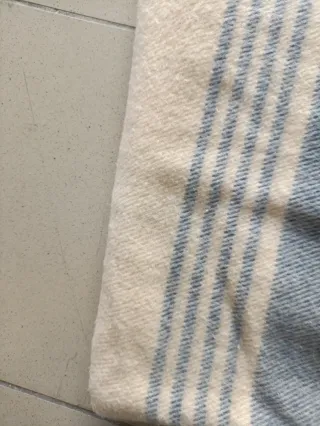 Manta de lana azul y beige