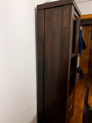 Mueble de roble con cristalera