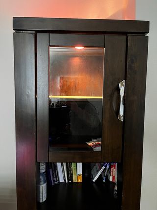 Mueble de roble con cristalera