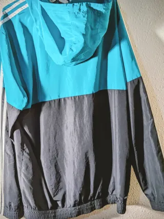 Chaqueta Adidas con capucha