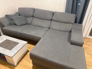 Sofá mui bien estado con El taburete