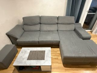 Sofá mui bien estado con El taburete