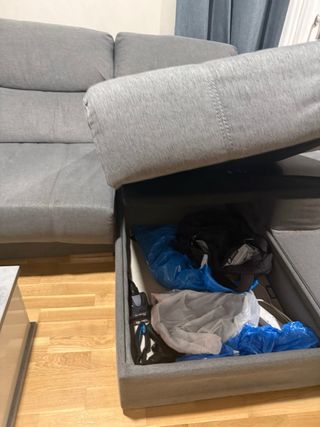 Sofá mui bien estado con El taburete