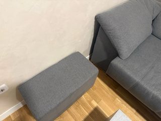 Sofá mui bien estado con El taburete