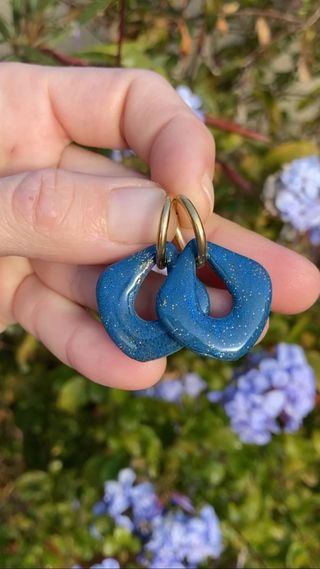 Pendientes charm azules brillantes con purpurina.