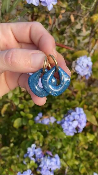 Pendientes charm azules brillantes con purpurina.