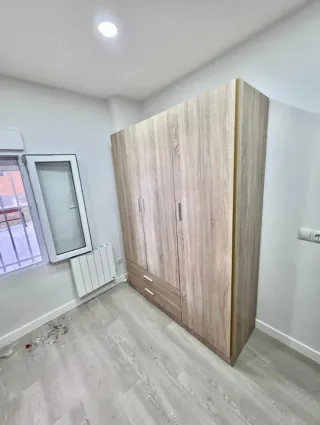 Armario de madera color beige