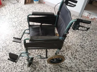 Silla de ruedas plegable.
