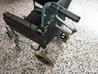 Silla de ruedas plegable.