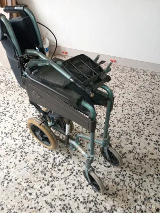 Silla de ruedas plegable.